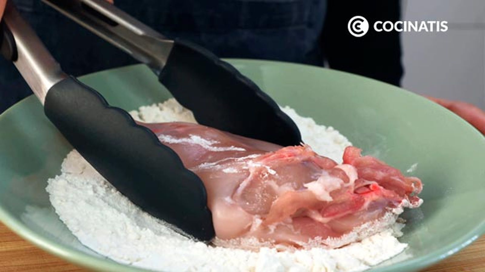 Enharina el conejo Receta de carne de conejo a la parrilla con limón paso 1