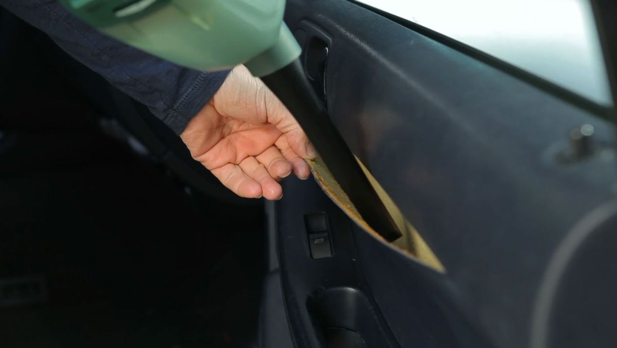 Cómo pegar el tapizado del coche paso 1
