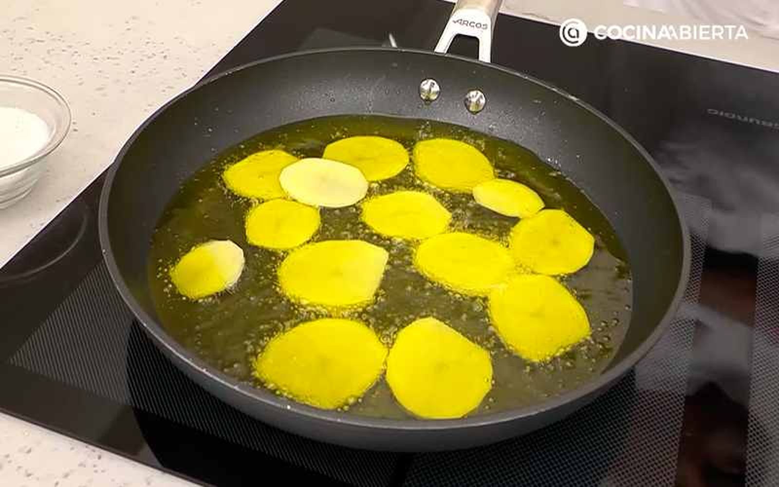 Fríe las patatas en rodajas Fríe las patatas en rodajas