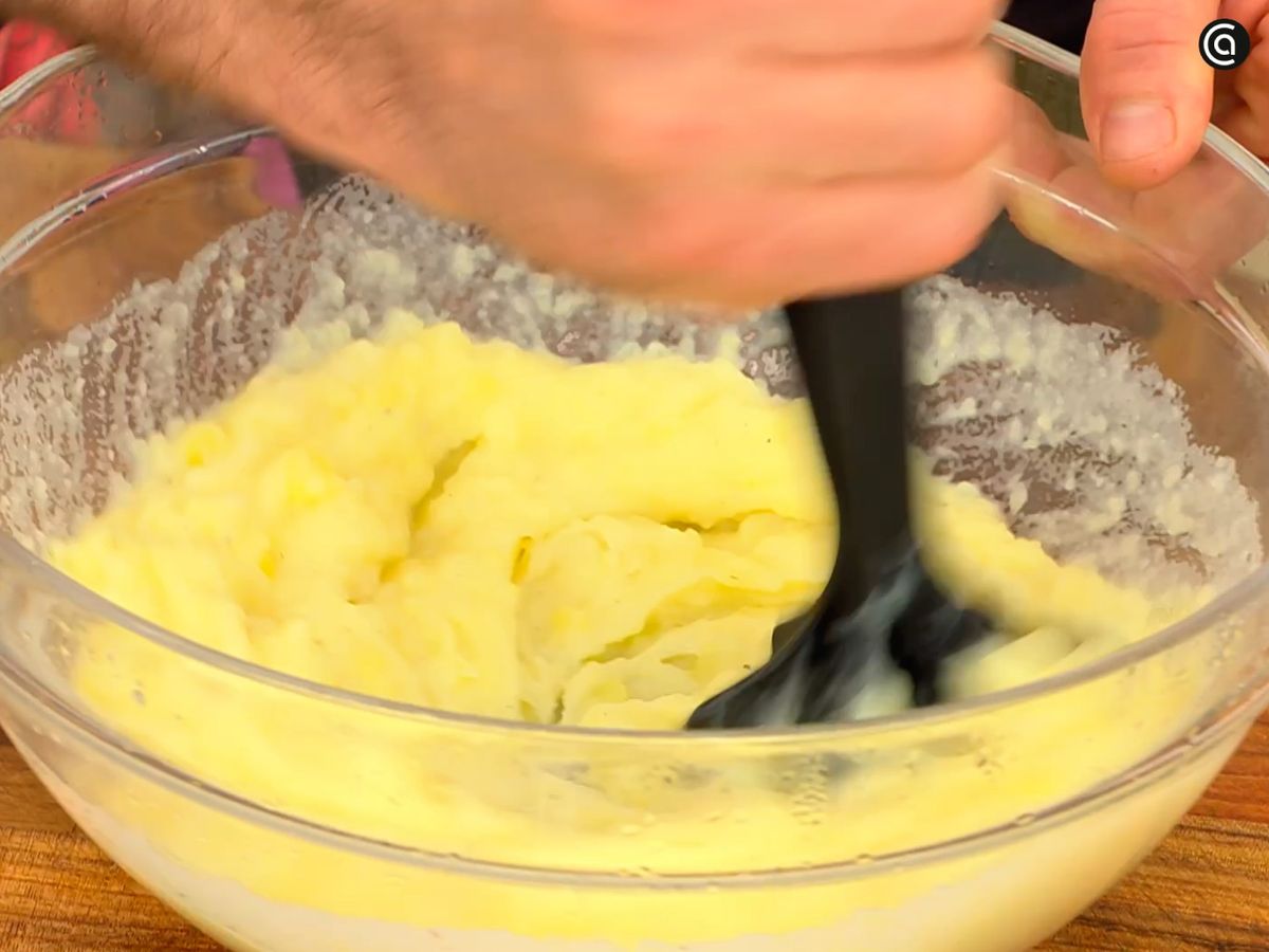 Aplasta la patata cocida y añade mantequilla y leche