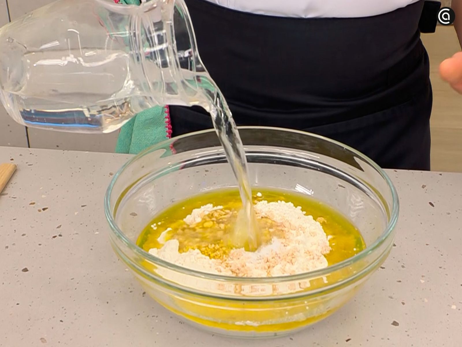 Remueve bien los ingredientes y deja que la mezcla repose