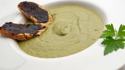 Crema de verdura con tostadas de ajo negro, receta de Karlos Arguiñano