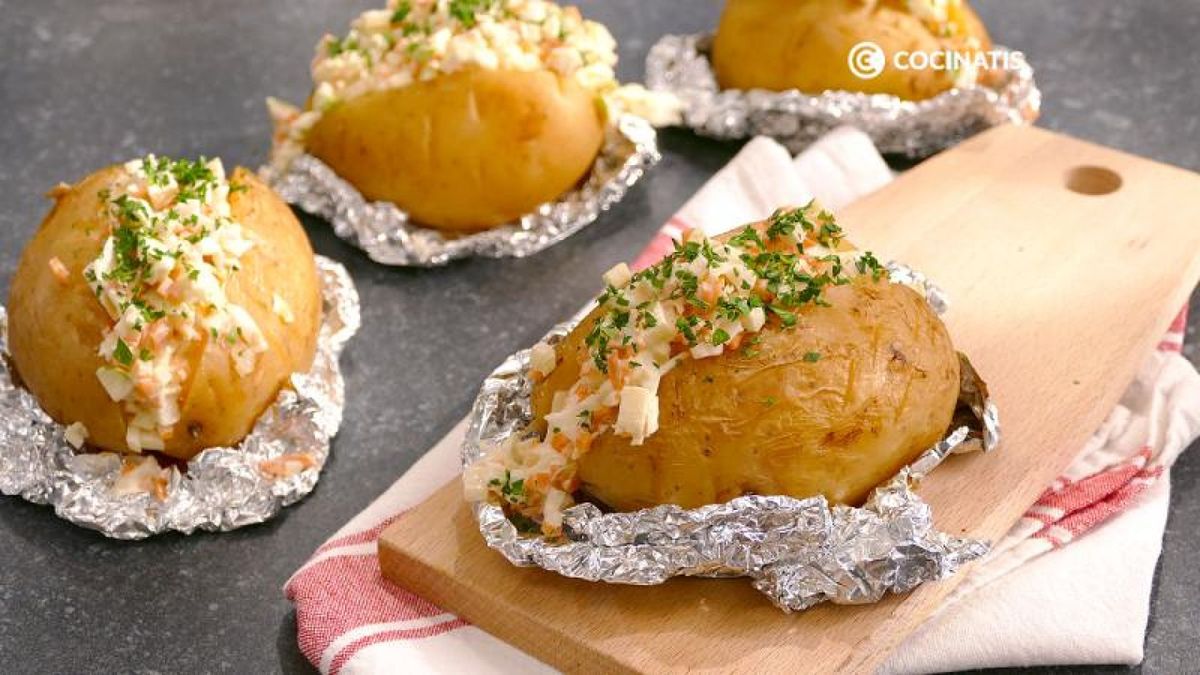 Sirve las patatas asadas rellenas