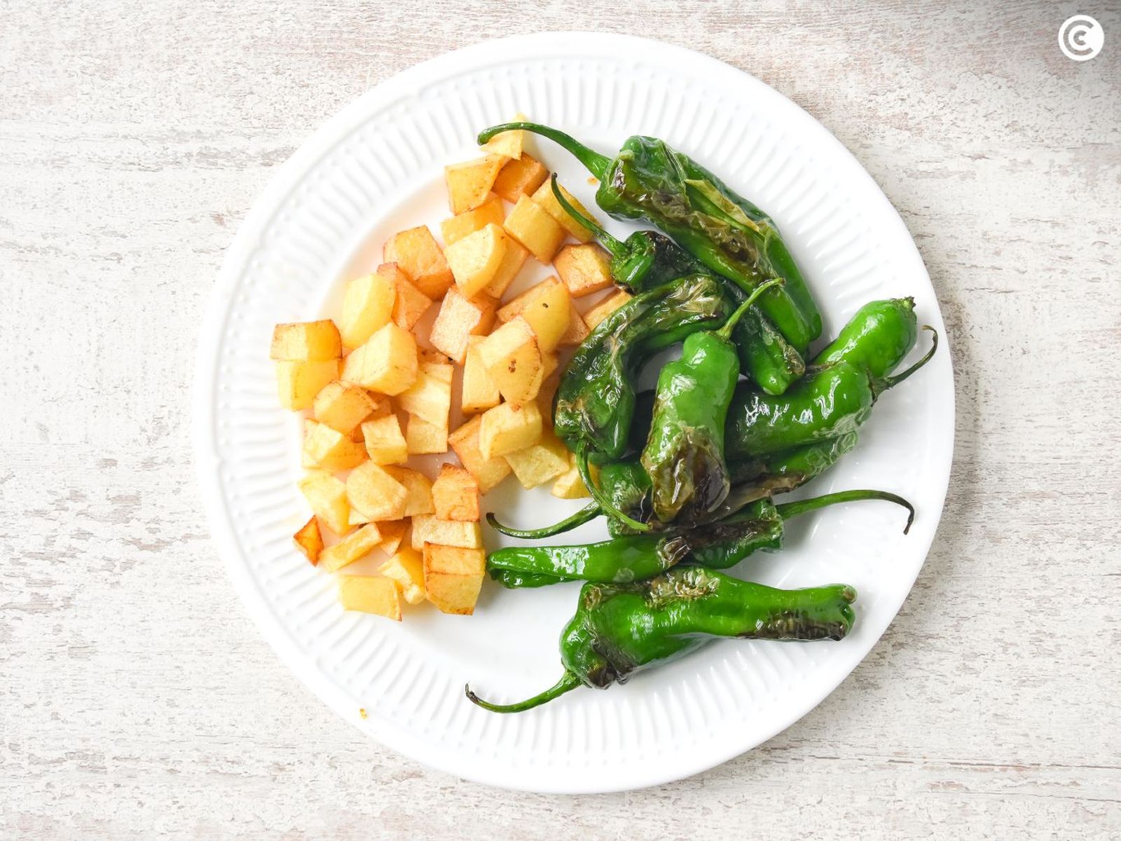 Patatas y pimientos de Padrón fritos para el raxo