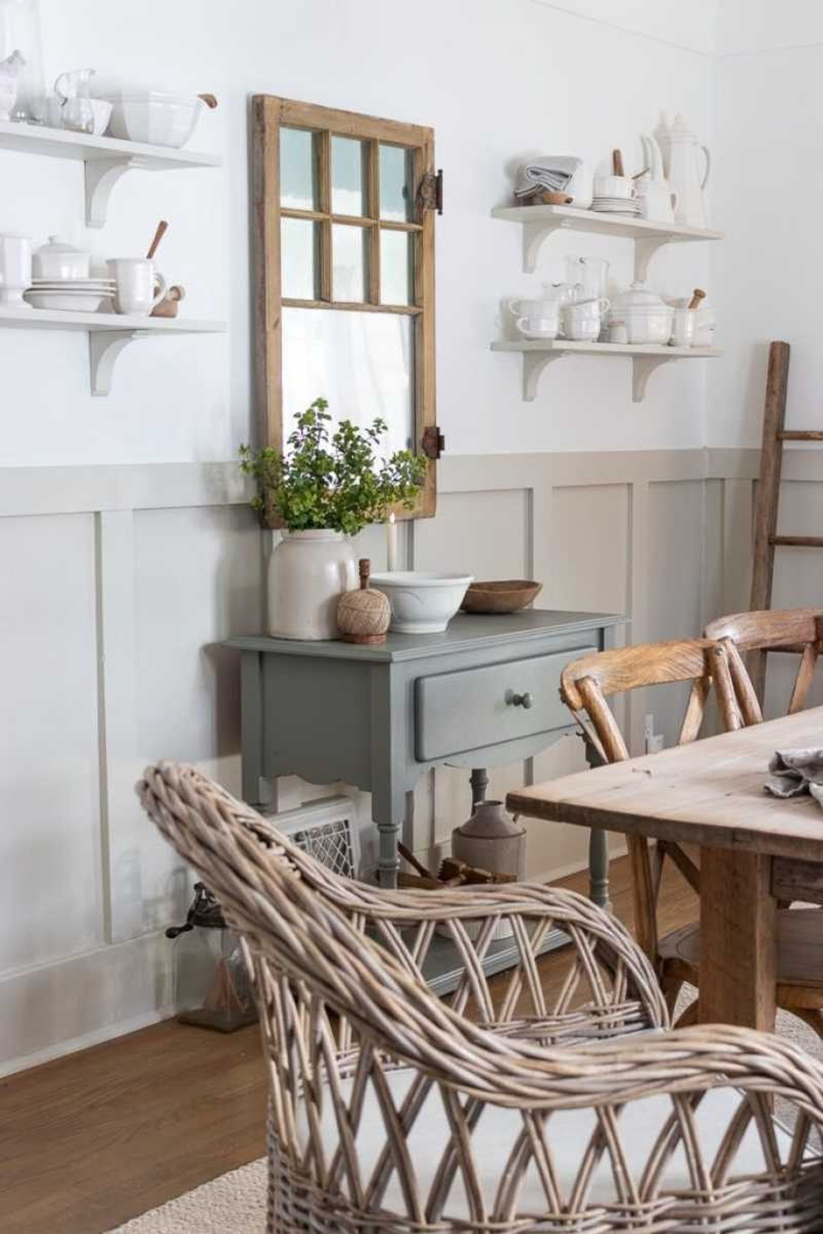 Comedor de estilo shaker decorado en tonos claros y con complementos de fibras naturales. Comedor de estilo shaker decorado en tonos claros y con complementos de fibras naturales.