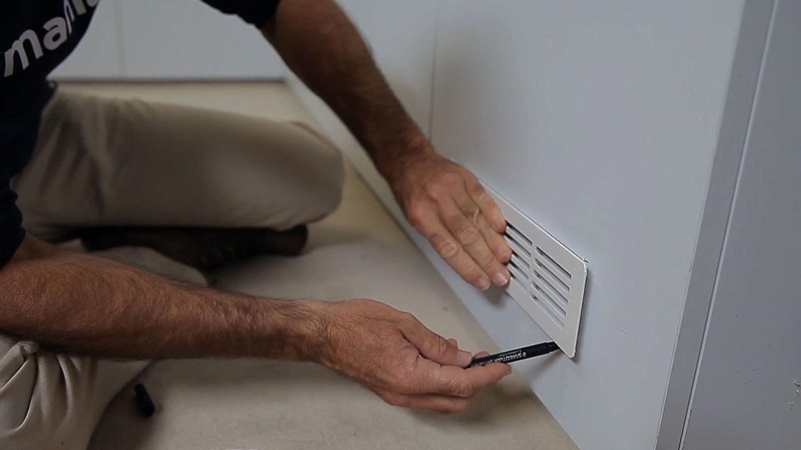 Colocar una rejilla de ventilación en un armario paso 3 Colocar una rejilla de ventilación en un armario paso 3