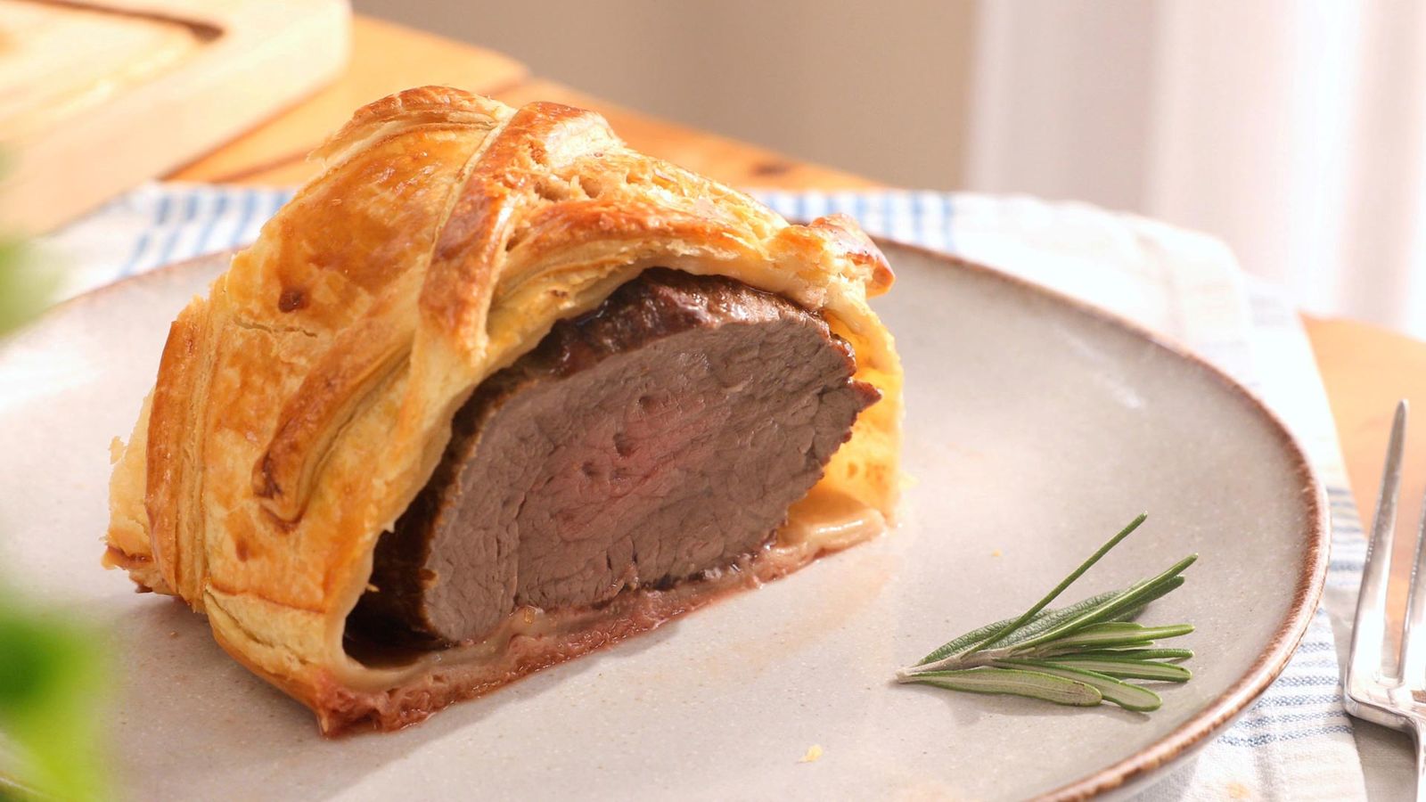 Deja enfriar y sirve con puré de castañas Solomillo Wellington paso 7