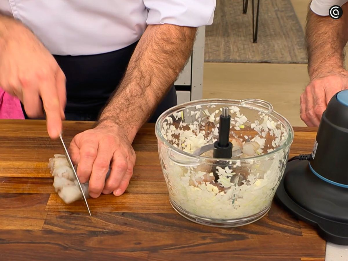 Tritura langostinos y cebolleta hasta conseguir una masa uniforme