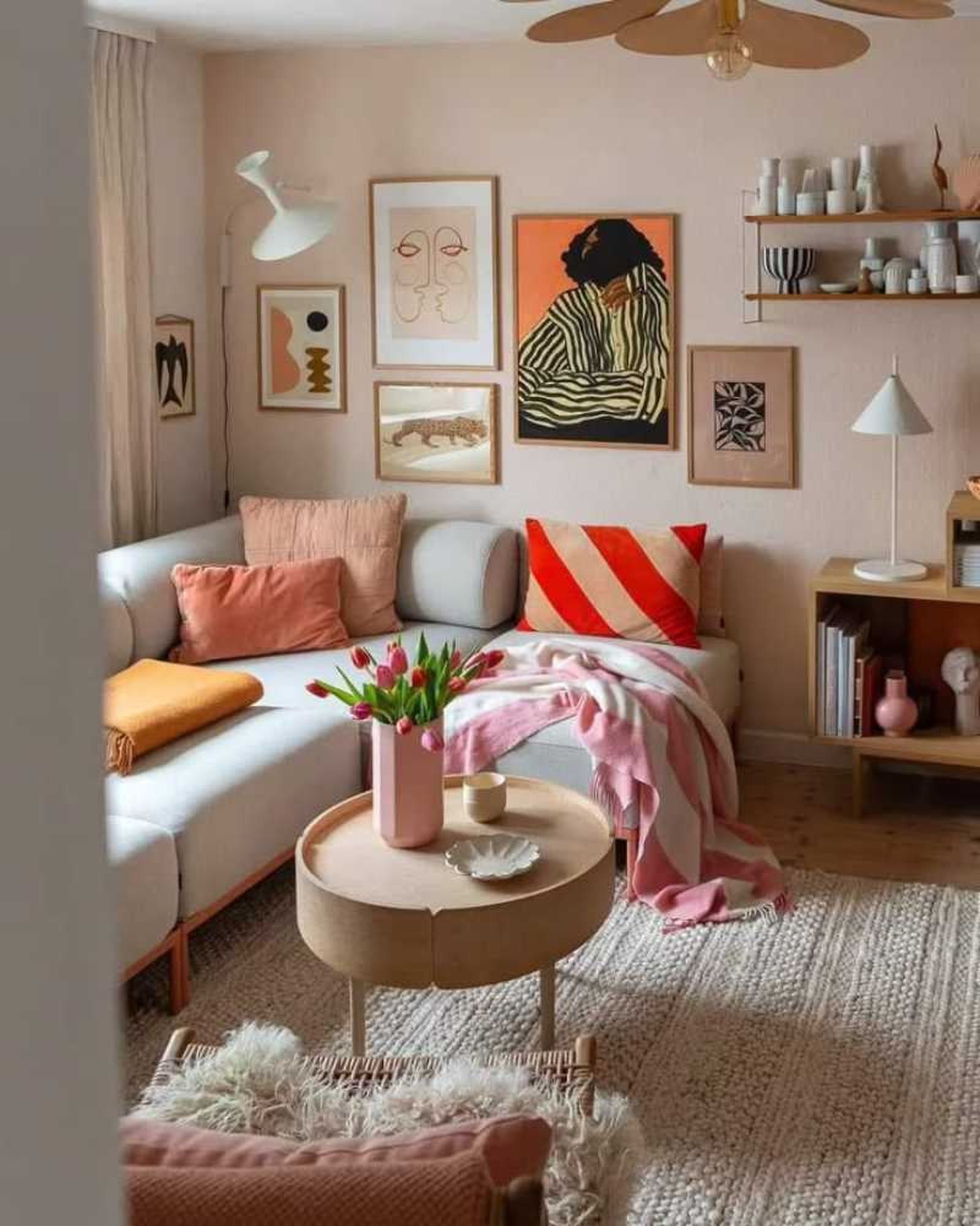 Salón creativo decorado con tulipanes.