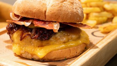 Hamburguesa con manzana y cebolla caramelizada de Joseba Arguiñano, jugosa y con un punto dulce