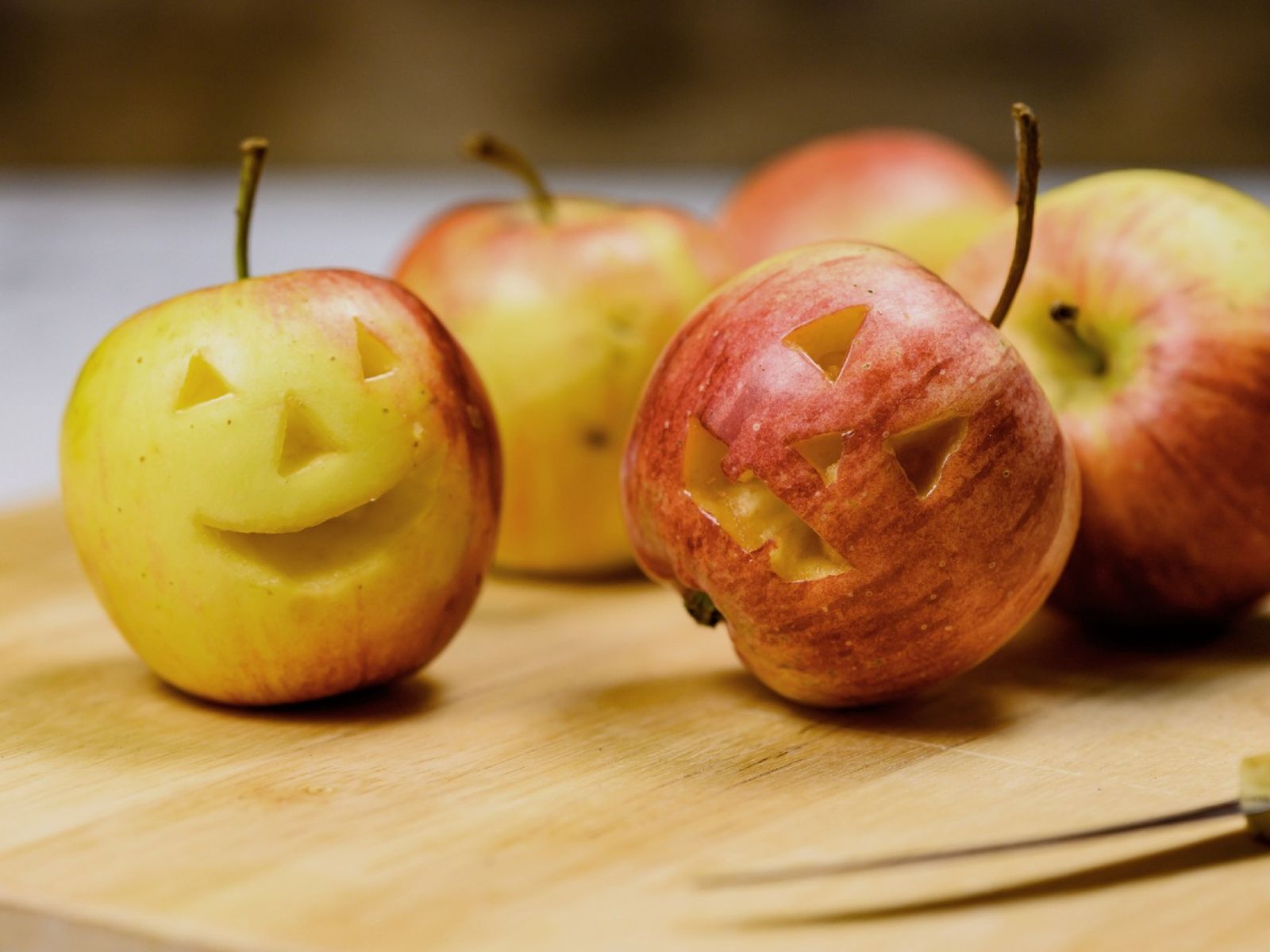 Con creatividad, las manzanas pueden lucir divertidas en tu mesa