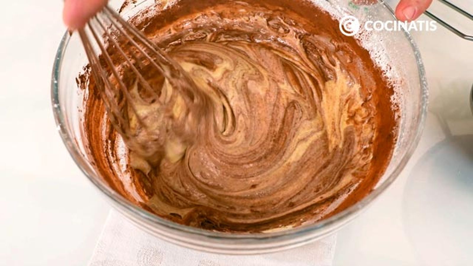 Añade el cacao en polvo y remueve bien Receta de magdalenas de chocolate y avellanas paso 3