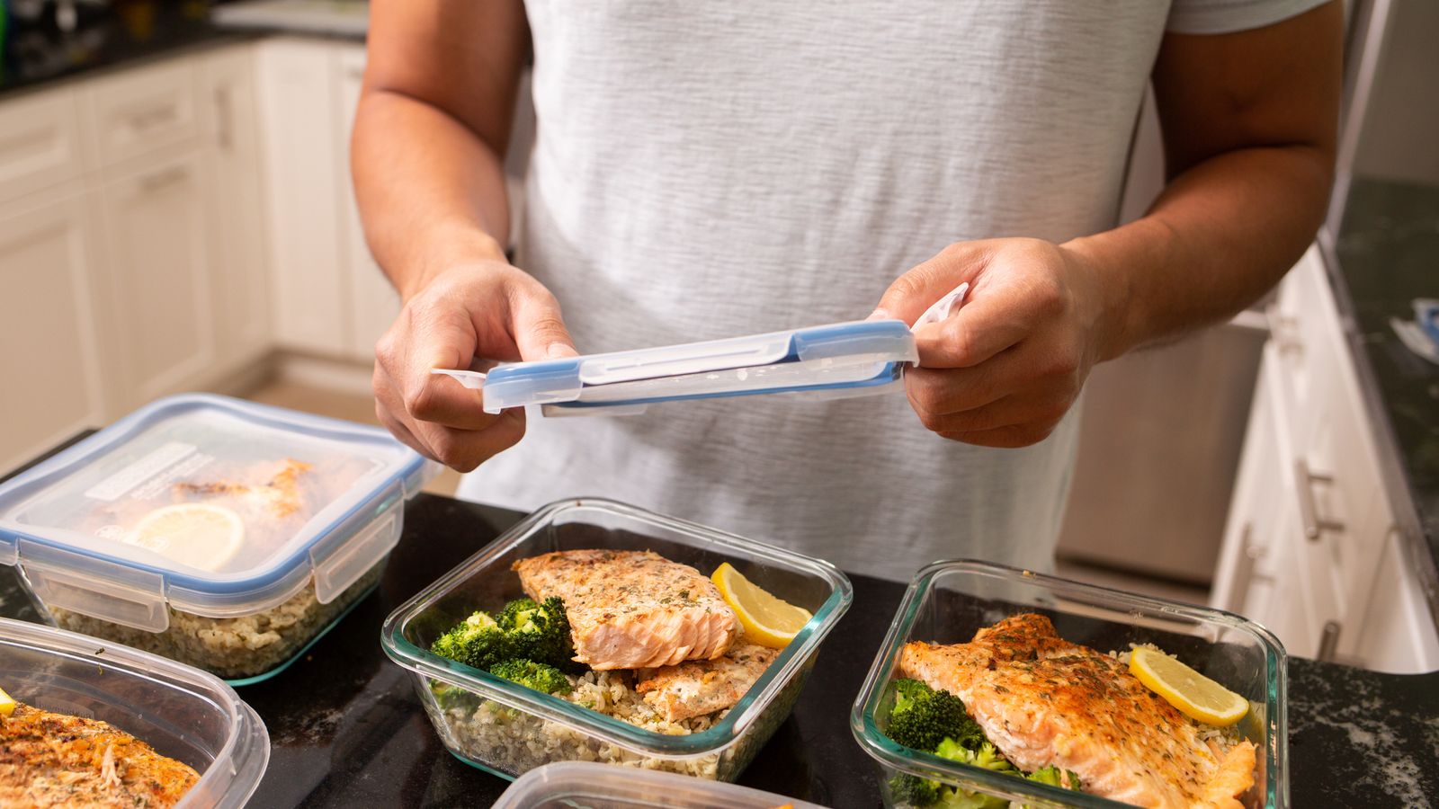 Se recomienda guardar los alimentos en recipientes herméticos Se recomienda guardar los alimentos en recipientes herméticos