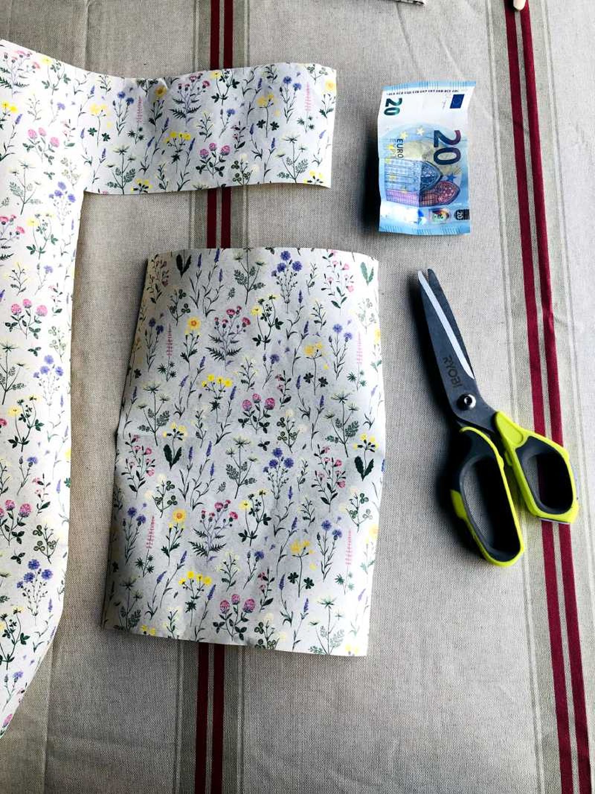 Primer paso para hacer un sobre de papel floral.