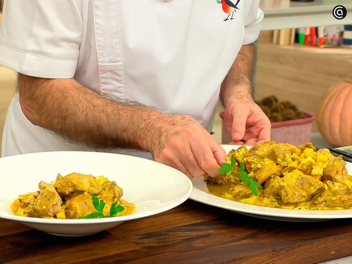 Decora el cabrito en salsa al ajillo con perejil