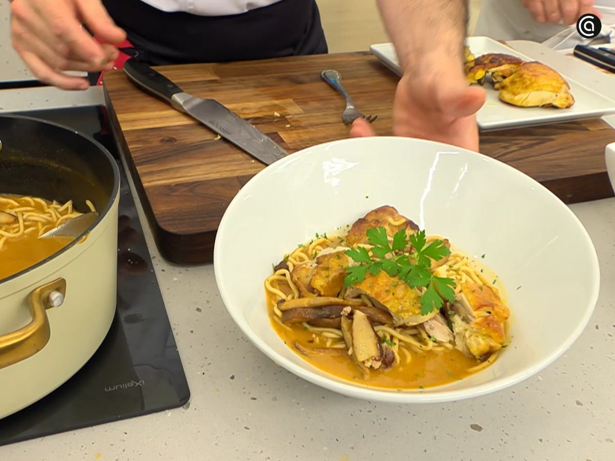 Sirve la sopa de pollo con noodles