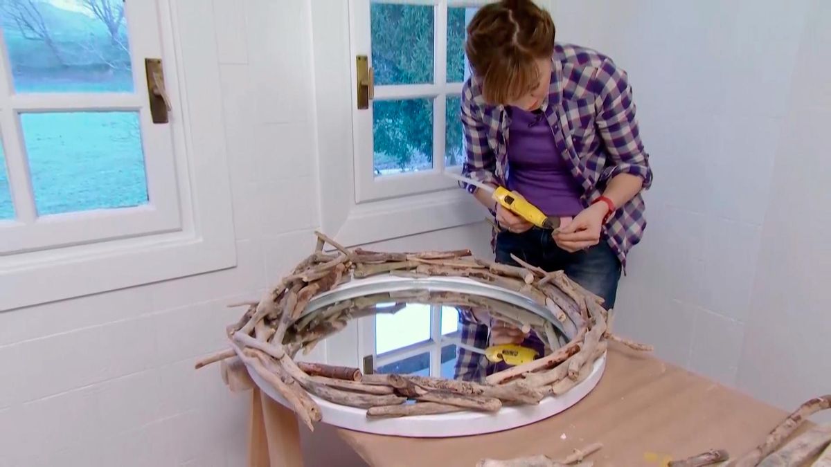 Paso 4 para decorar el espejo con ramas.