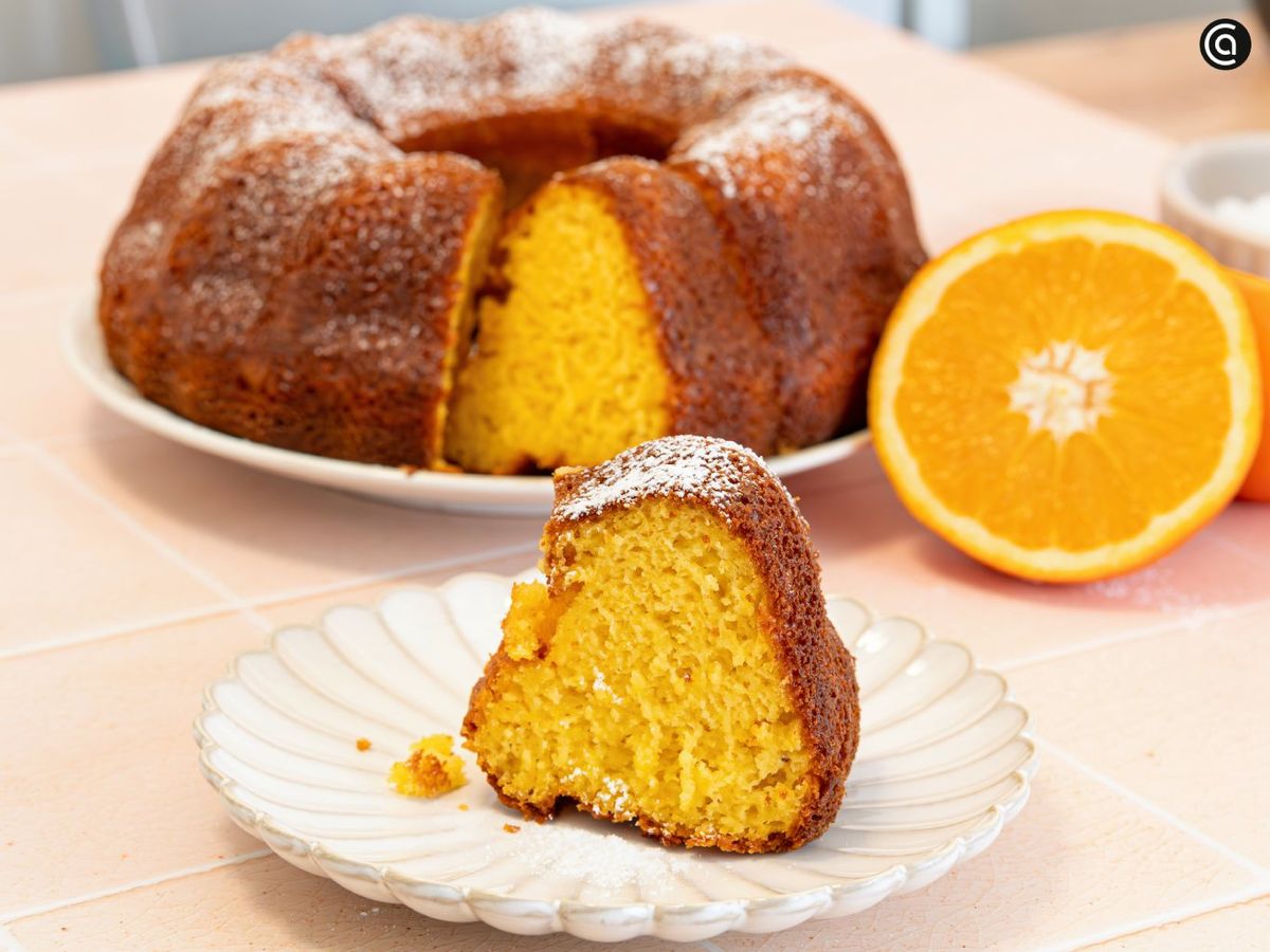 Saca el bizcocho, deja que se atempere y espolvorea azúcar glas antes de servir