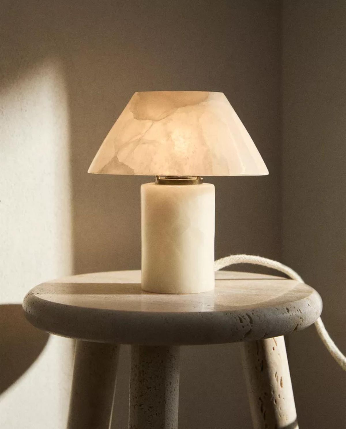 Lámpara de alabastro de sobremesa.