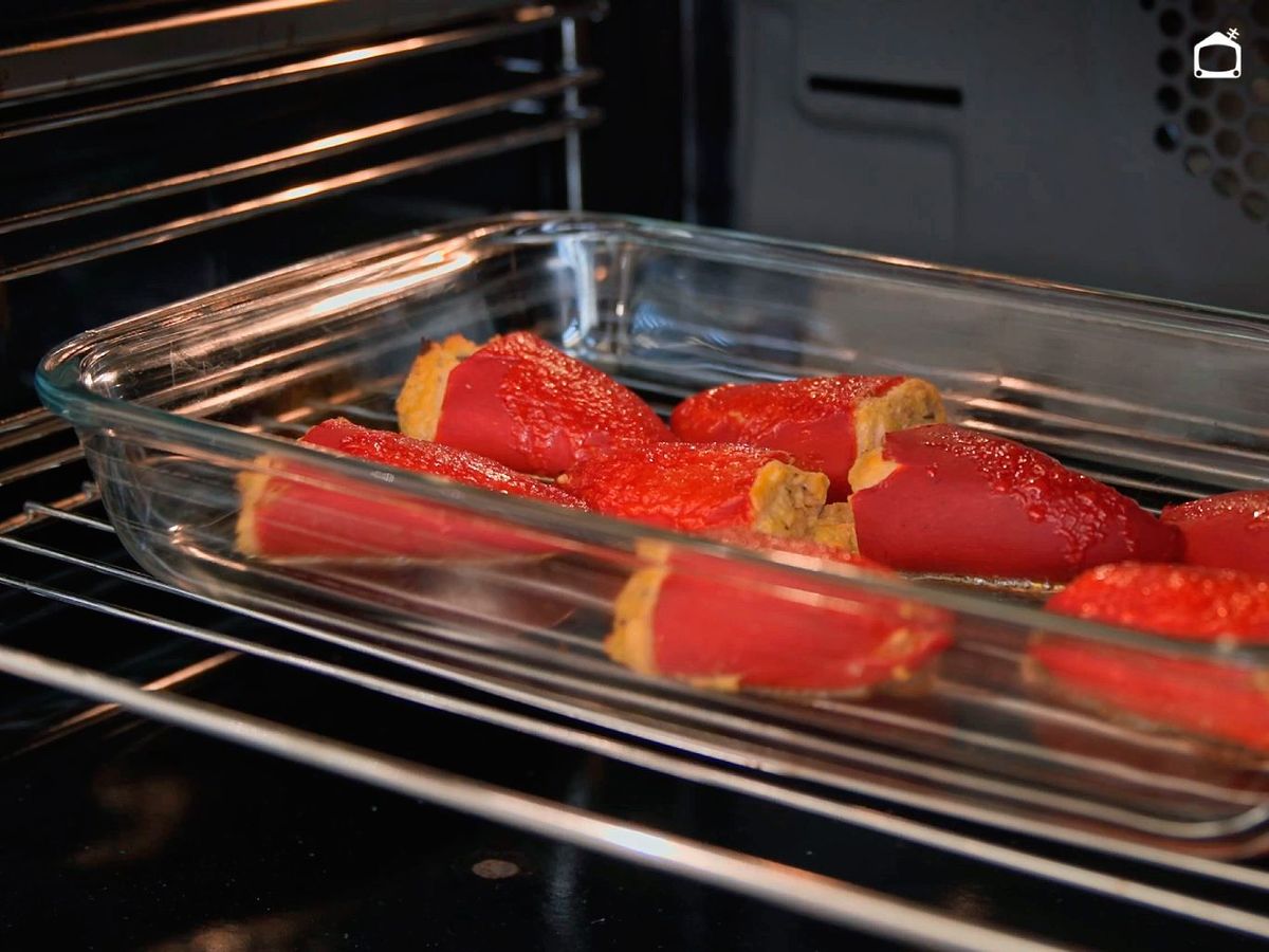 Hornea los pimientos rellenos de atún