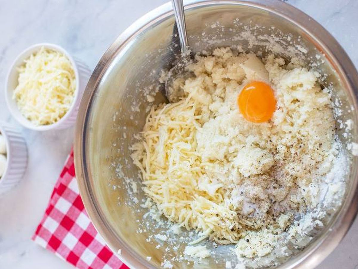 El huevo y el queso rallado ejercen como aglutinantes de la masa