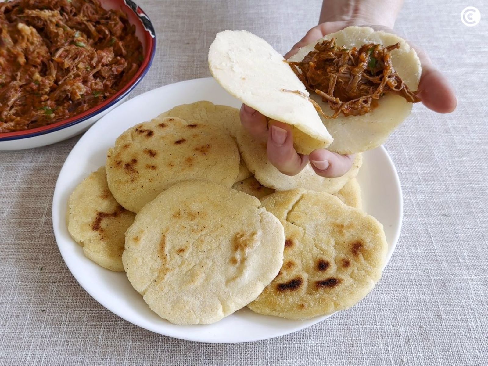 Rellenar las arepas con carne mechada Rellenar las arepas con carne mechada