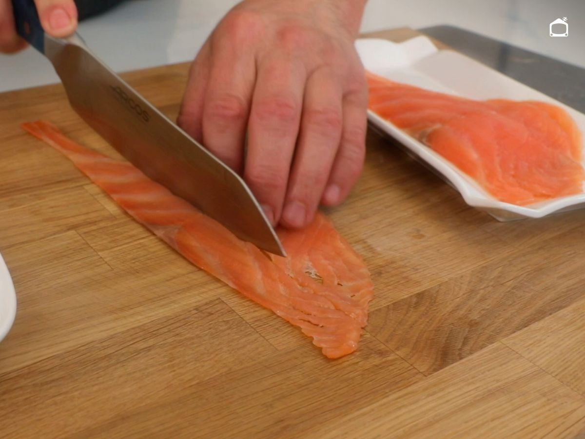 Corta el salmón en tiras