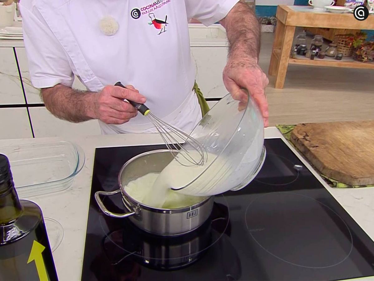 Pasa la mezcla a la cazuela y cocina