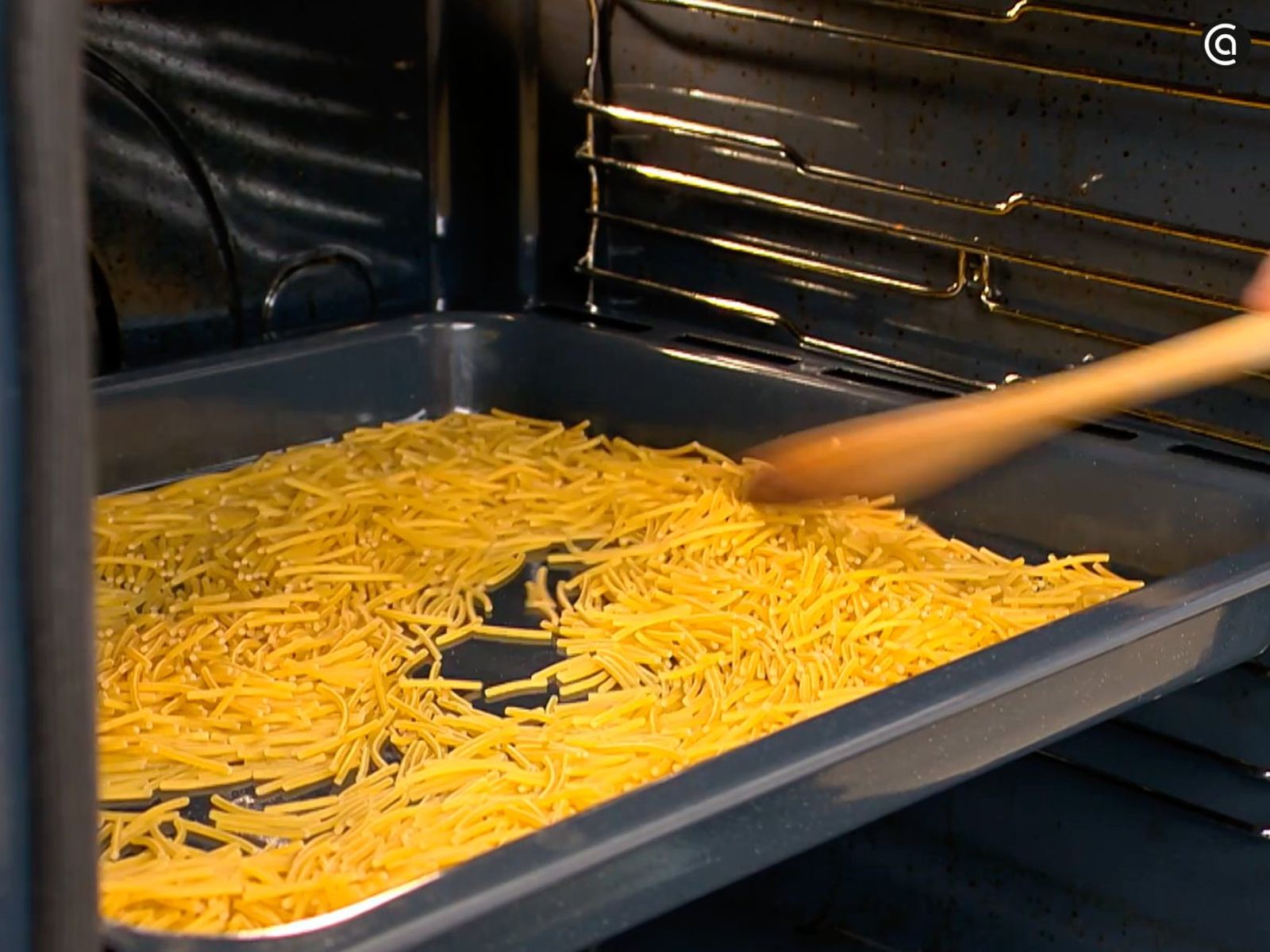 Extiende los fideos en una bandeja, tuéstalos en el horno y remueve