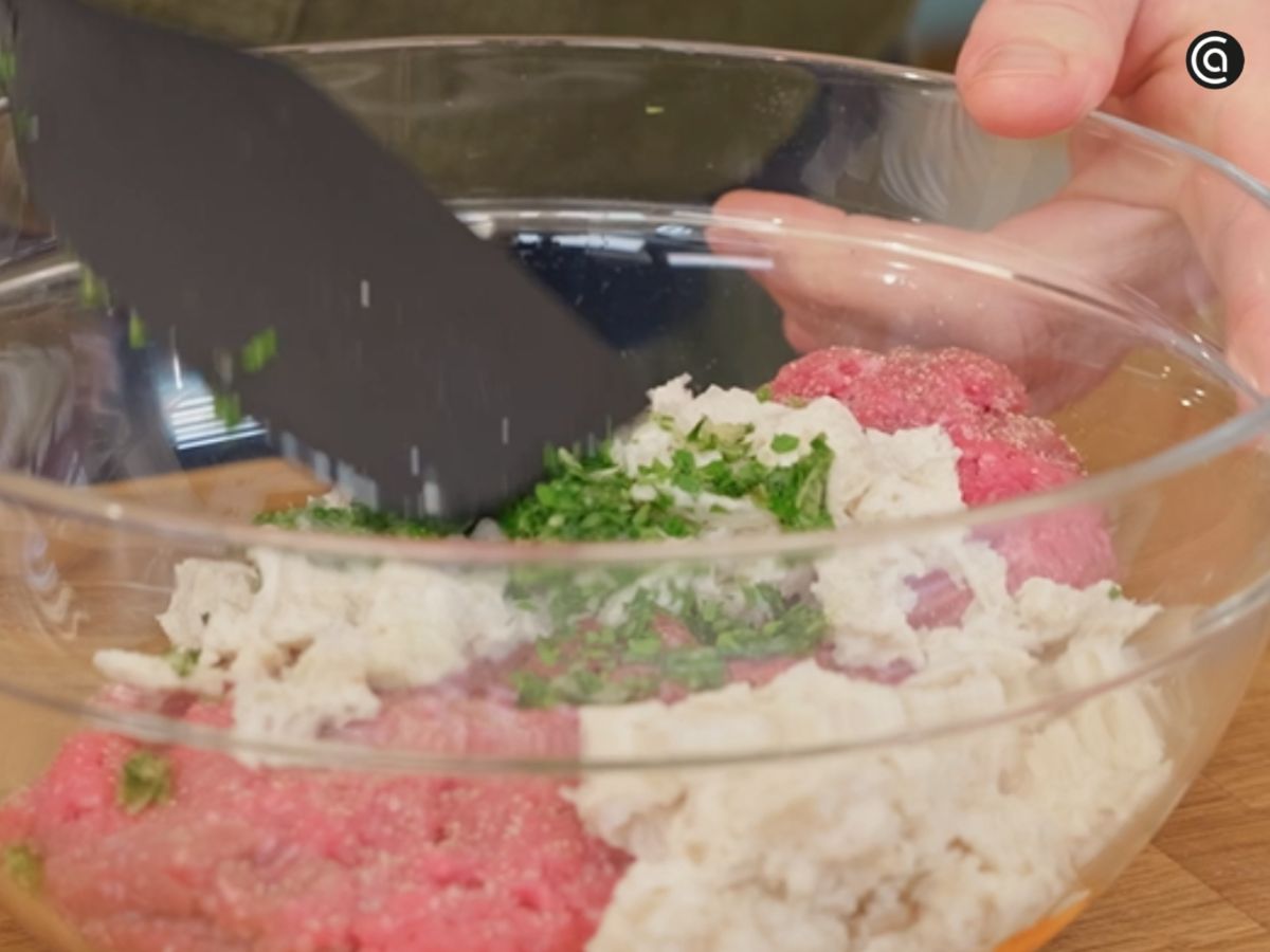 La carne se mezcla con la miga, el huevo y el majado hasta integrar bien.