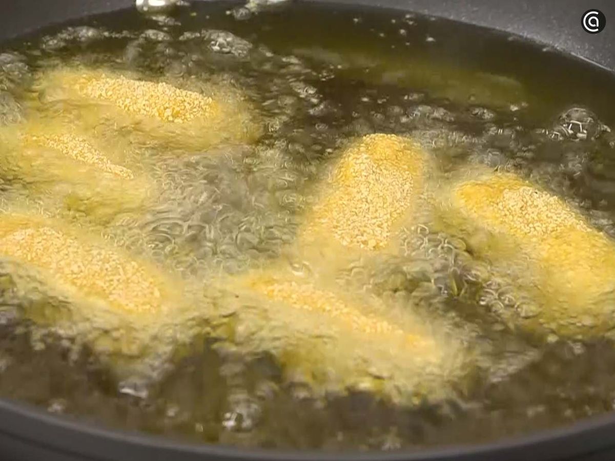 Cubre las croquetas con aceite