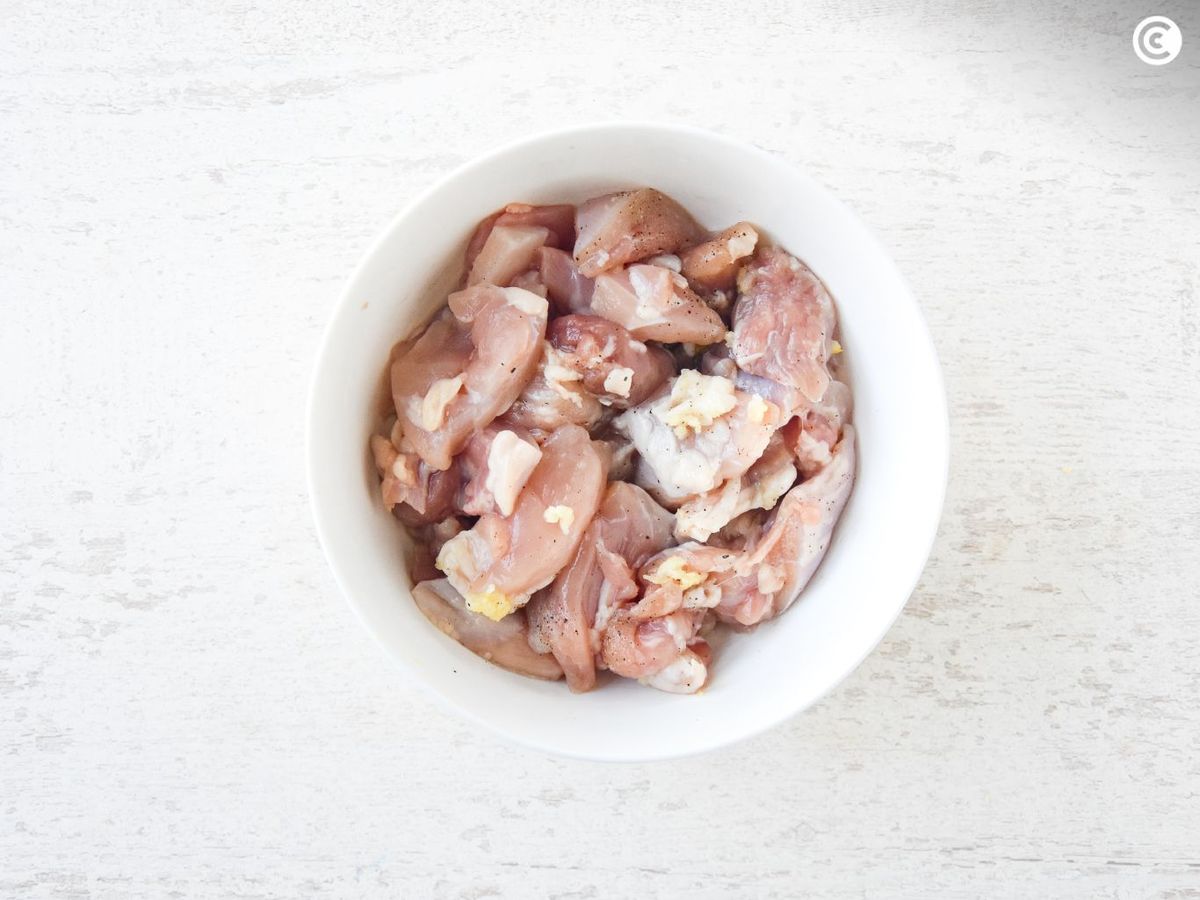 Macerar el pollo para la galinhada