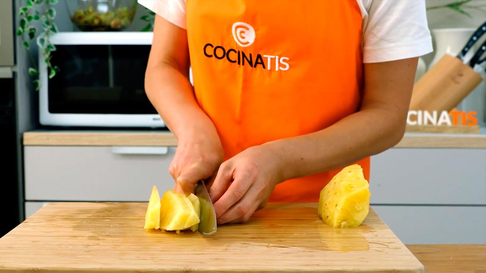 Corta la piña en dados para el relleno y en láminas para decorar Receta de tarta de piña con crema de almendras paso 4