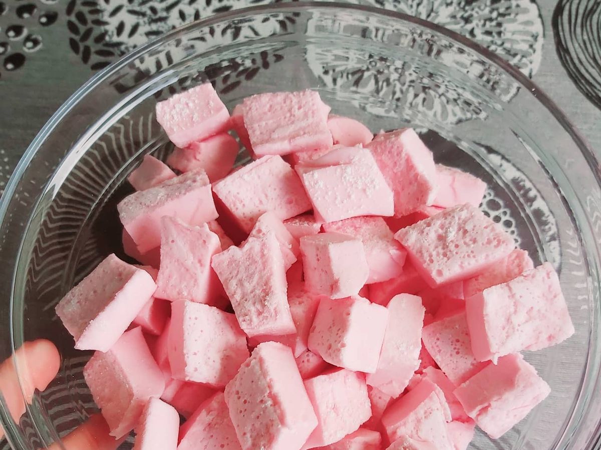 Textura perfecta al corte: estas nubes se preparan en casa con solo tres ingredientes.