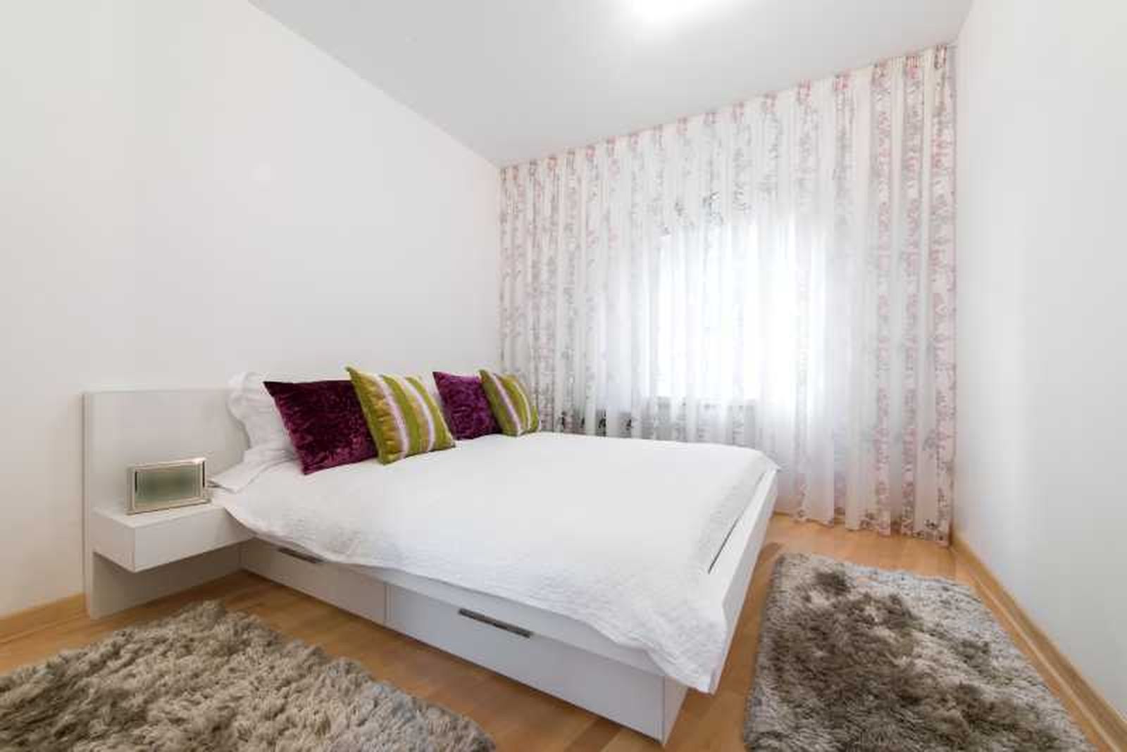 Dormitorio pequeño con mesilla de noche flotante. Dormitorio pequeño con mesilla de noche flotante.