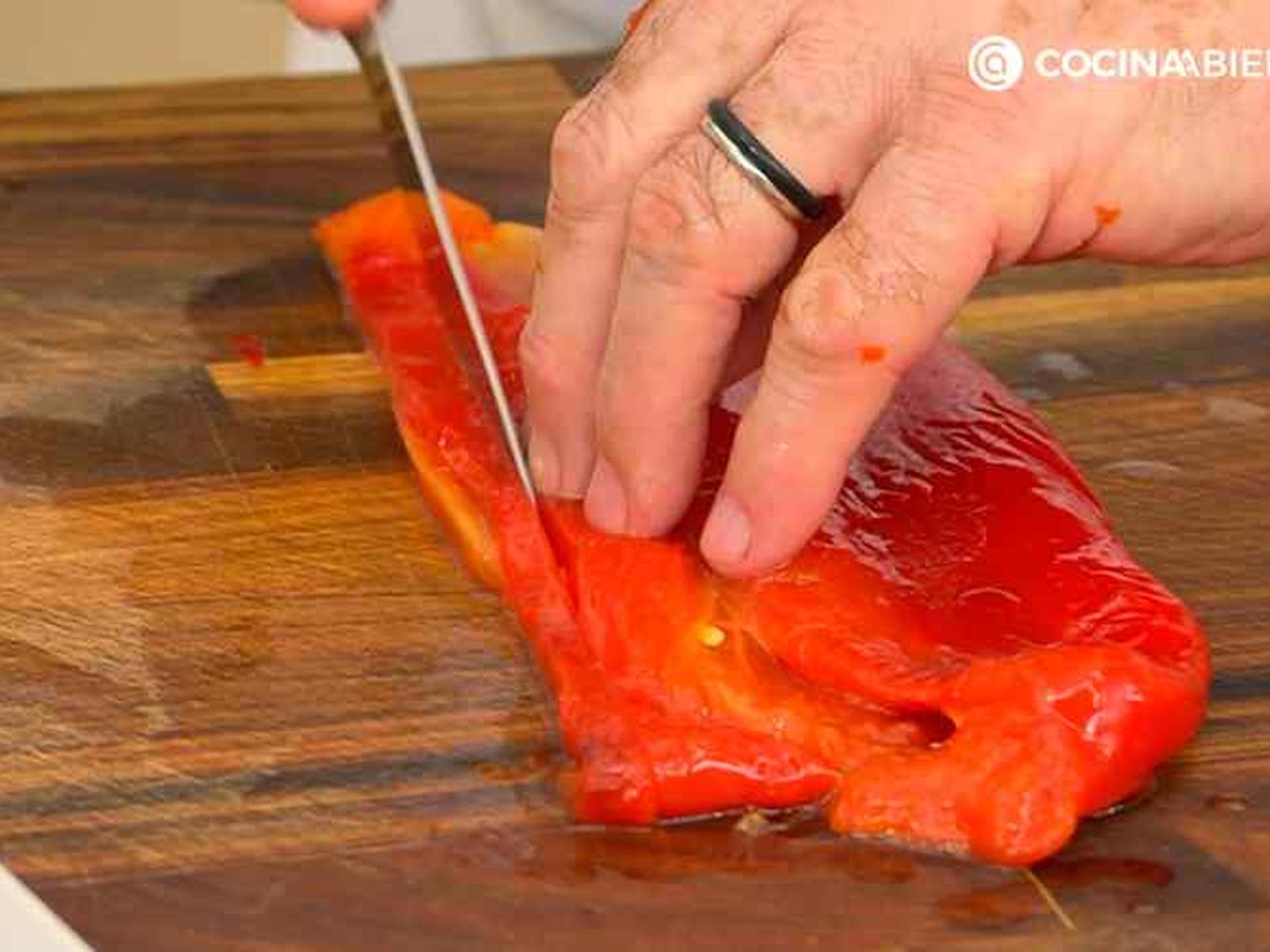 Corta los pimientos en tiras