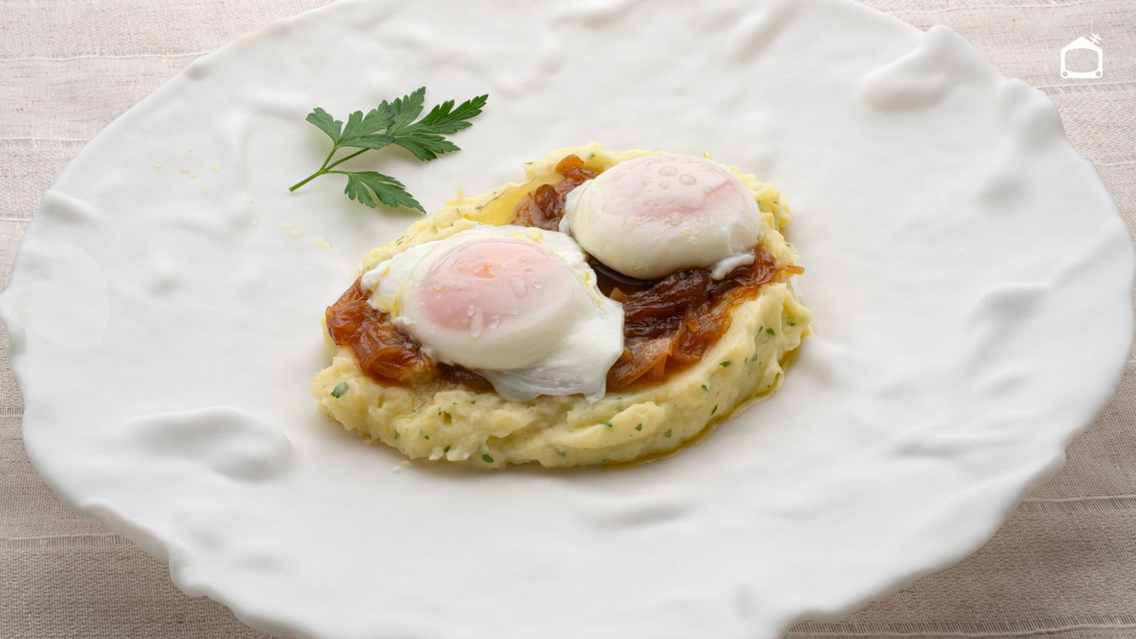 Huevos escalfados con patata y cebolla para una cena ligera y saludable