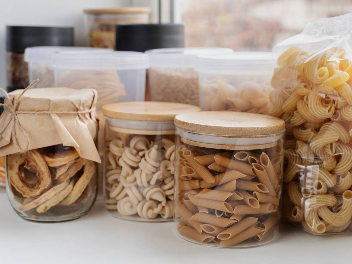 Pocos ladrones se detienen a revisar paquetes de arroz o latas.