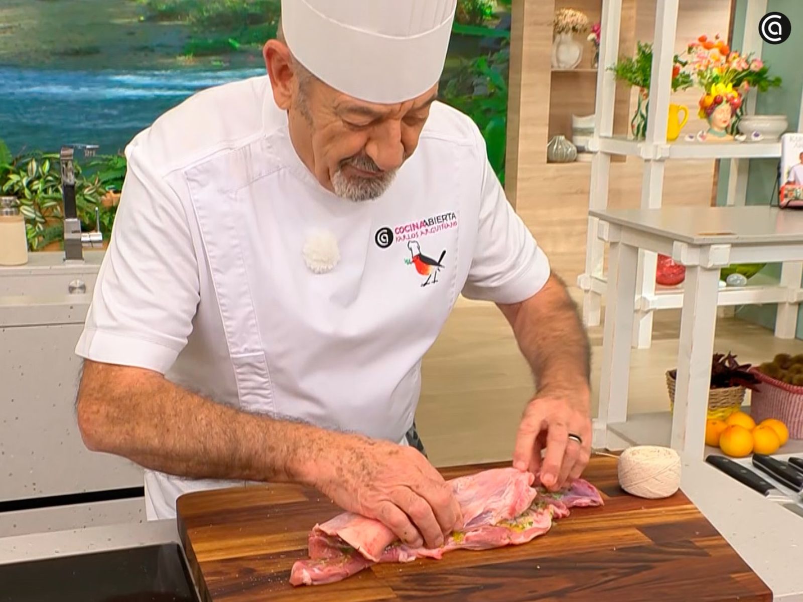 Unta la carne con el majado, forma un rollo y sujétala con hilo de cocina