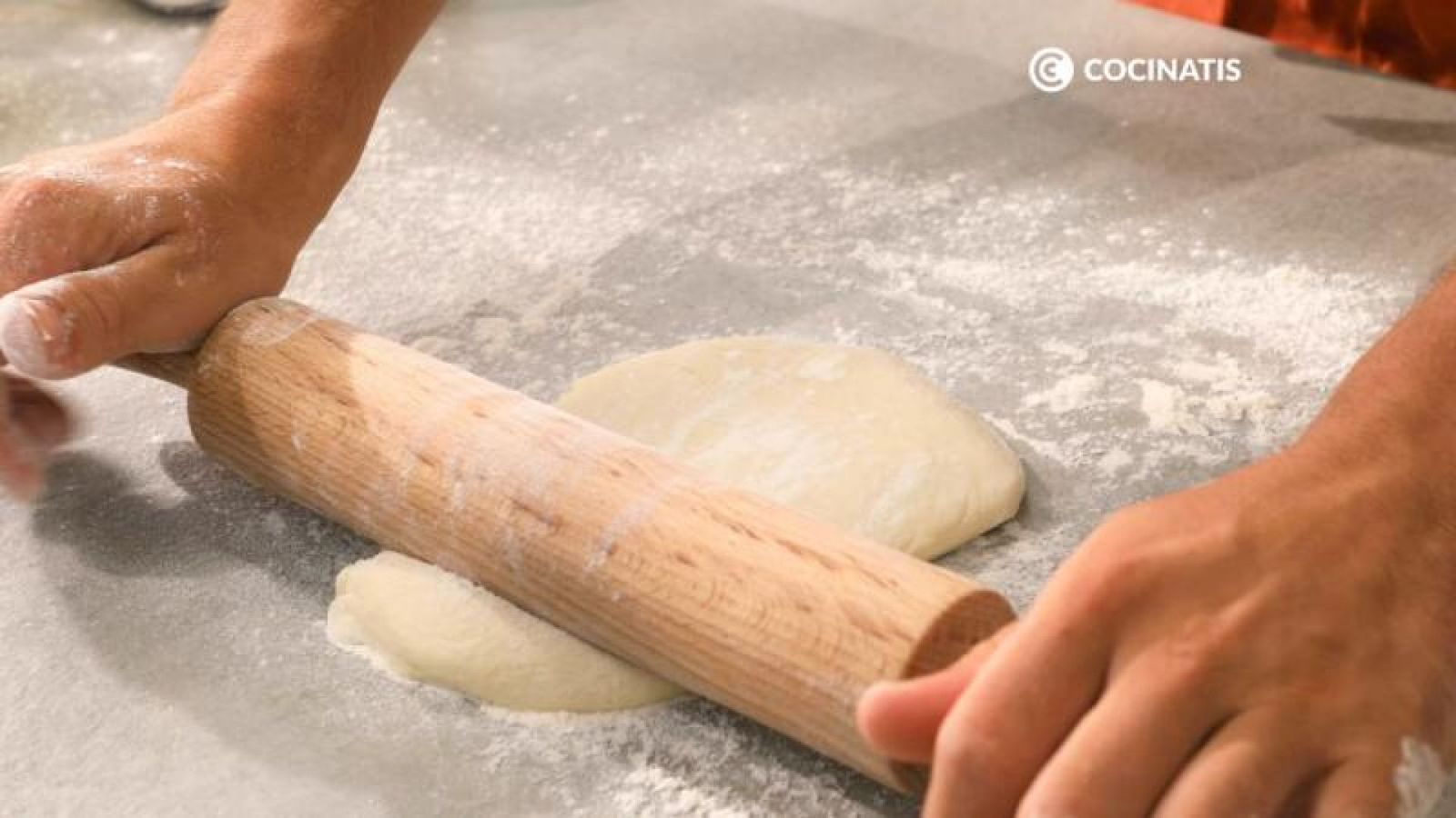 Coloca sobre superficie enharinada y estira con un rodillo Coloca sobre superficie enharinada y estira con un rodillo
