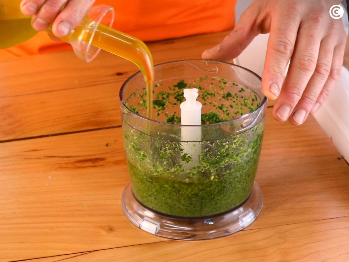 Ajusta la textura del pesto de kale con aceite