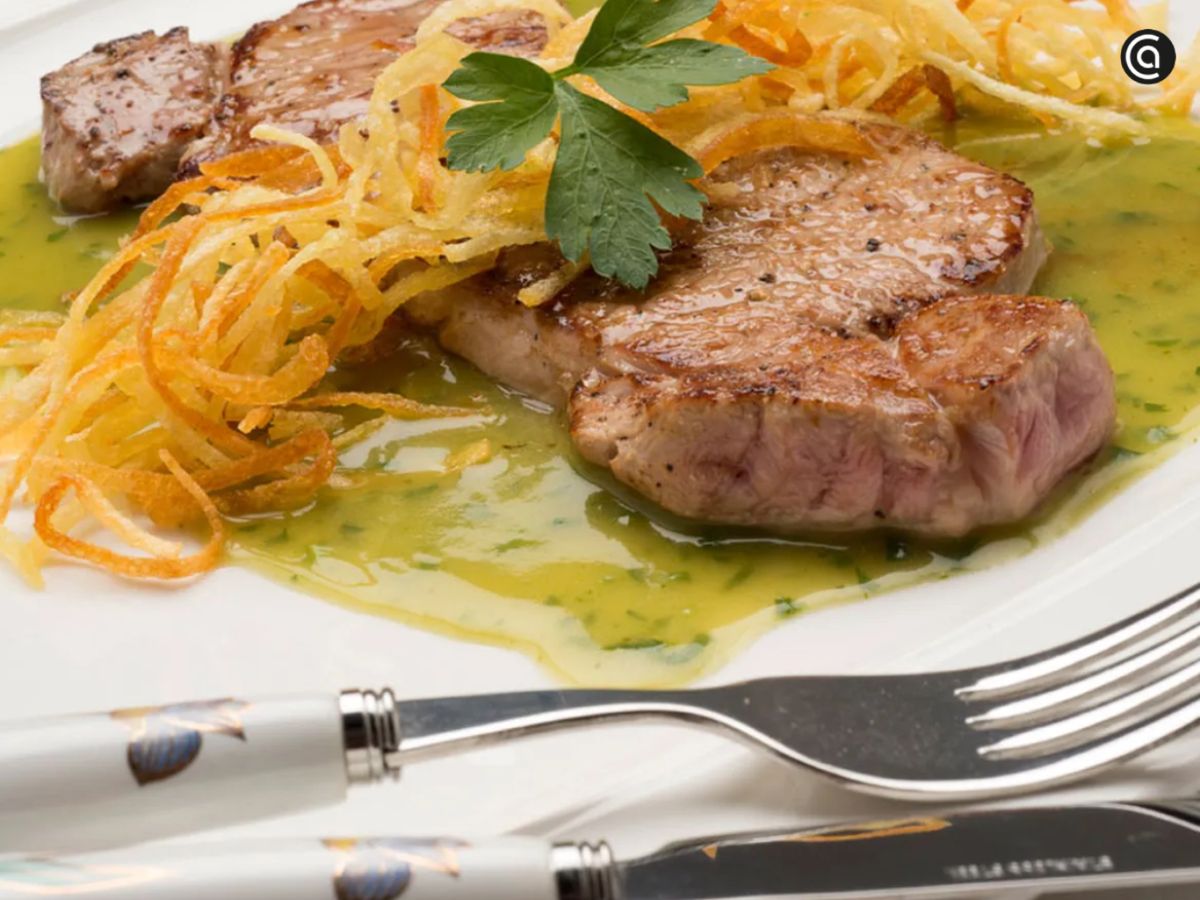 Los cortes nobles del vacuno, como el entrecot, destacan con salsas suaves y guarniciones ligeras.