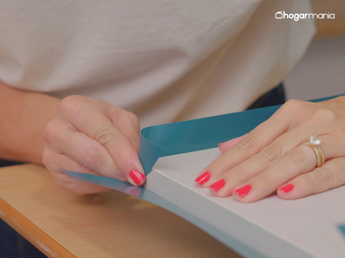 Doblar el vinilo por los cantos y presionar para conseguir un acabado uniforme.