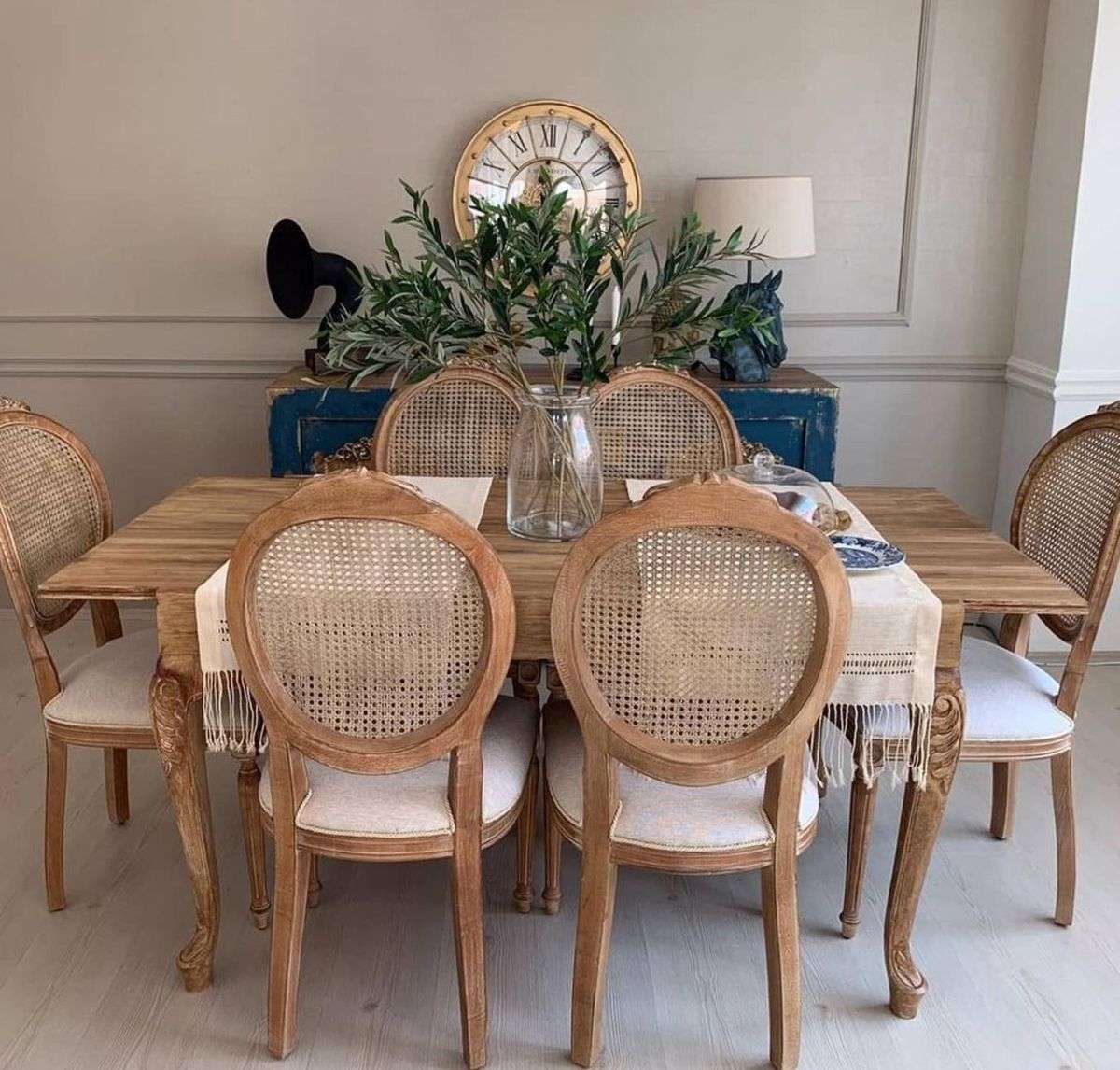 Comedor con muebles de madera y complementos vintage.