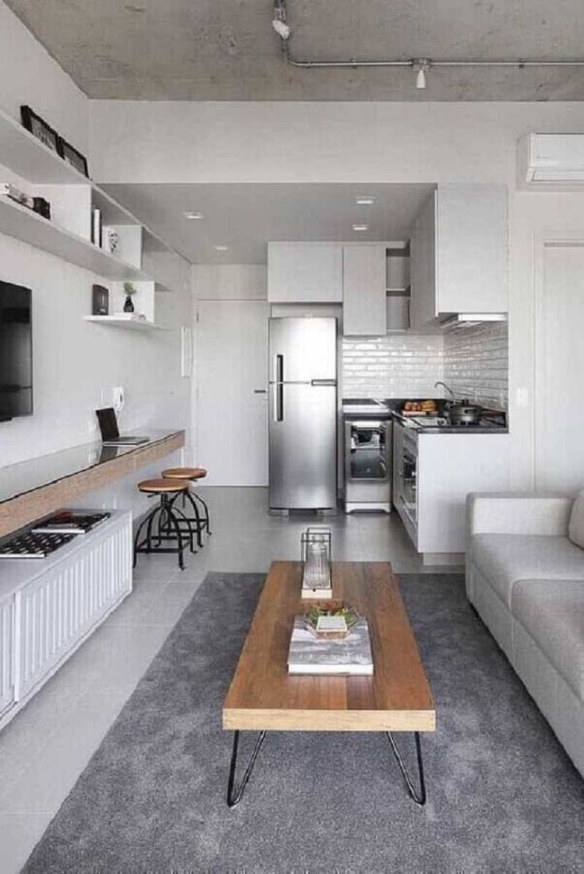 Cocina y salón de un loft pequeño.
