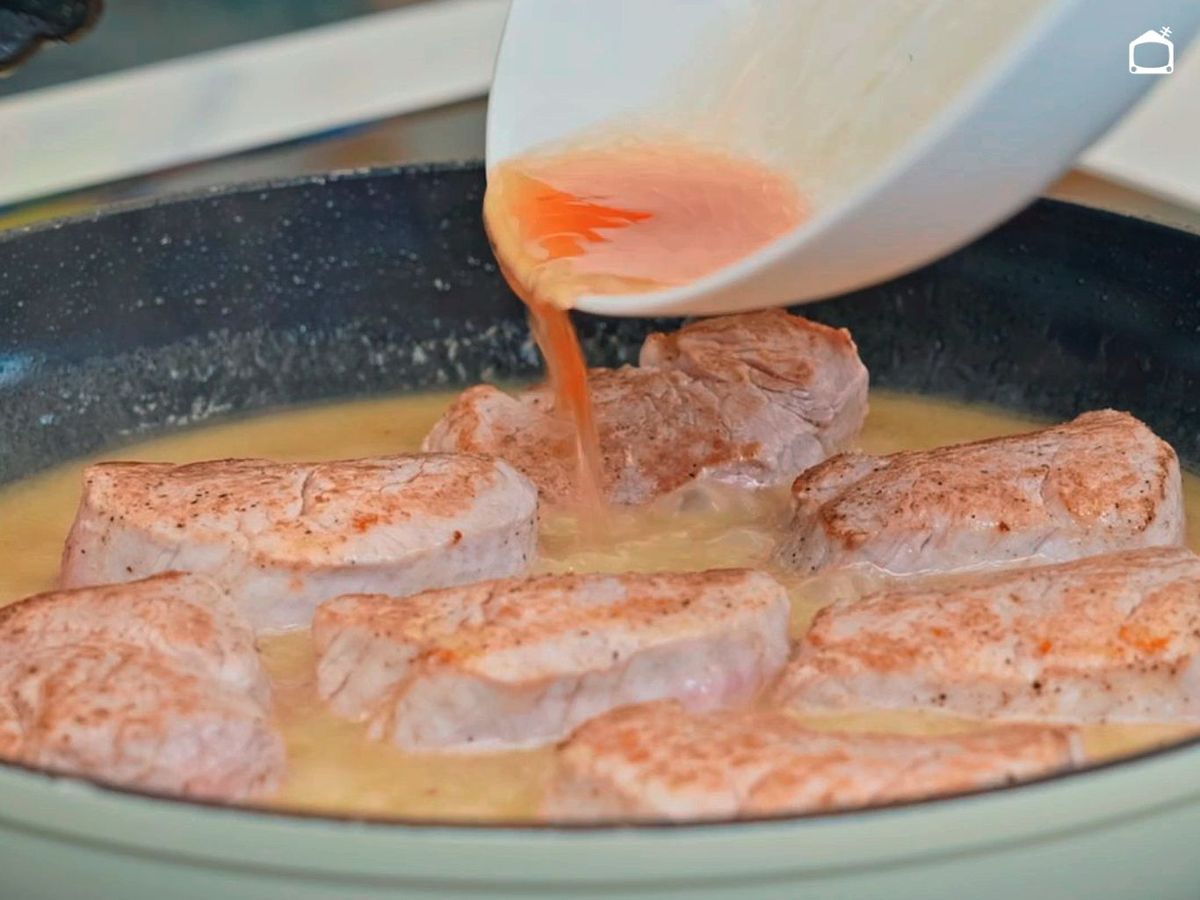 Cocina el solomillo de cerdo en la salsa al ajillo