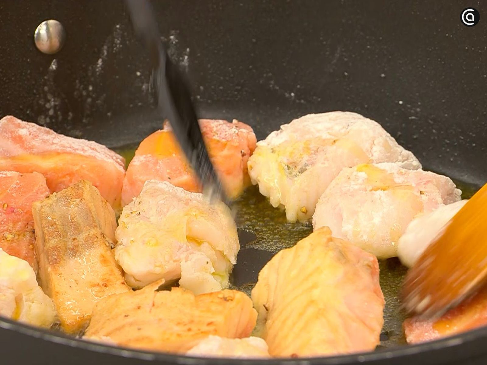 Fríe los trozos de pescado
