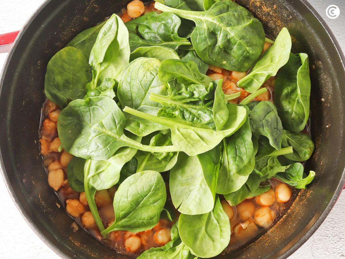 Agregar espinacas a los garbanzos con bacalao