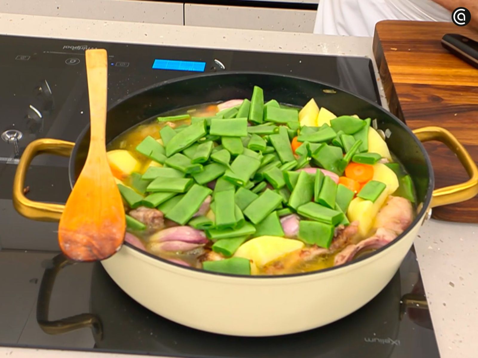 Añade las judías ya cortadas y cocina hasta que estén tiernas