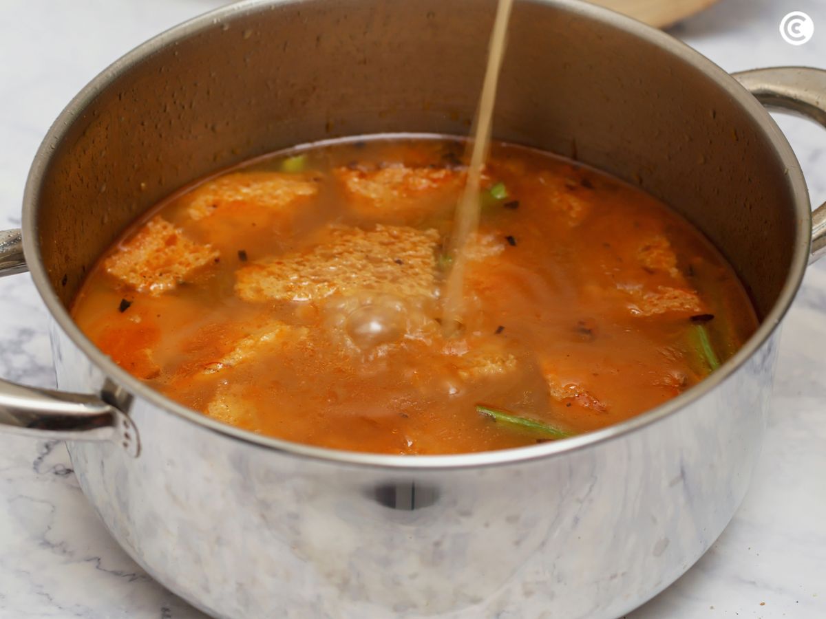 Añade el caldo y deja cocinar